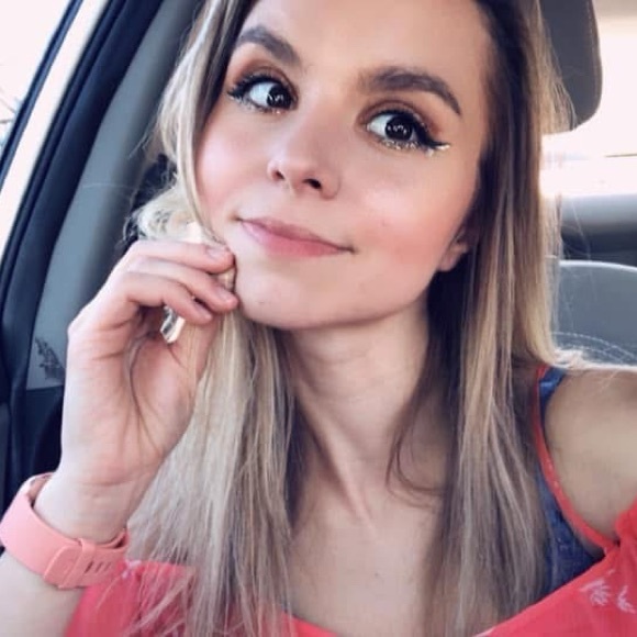 Meet your Posher, Kayla - Picture 9 of 12